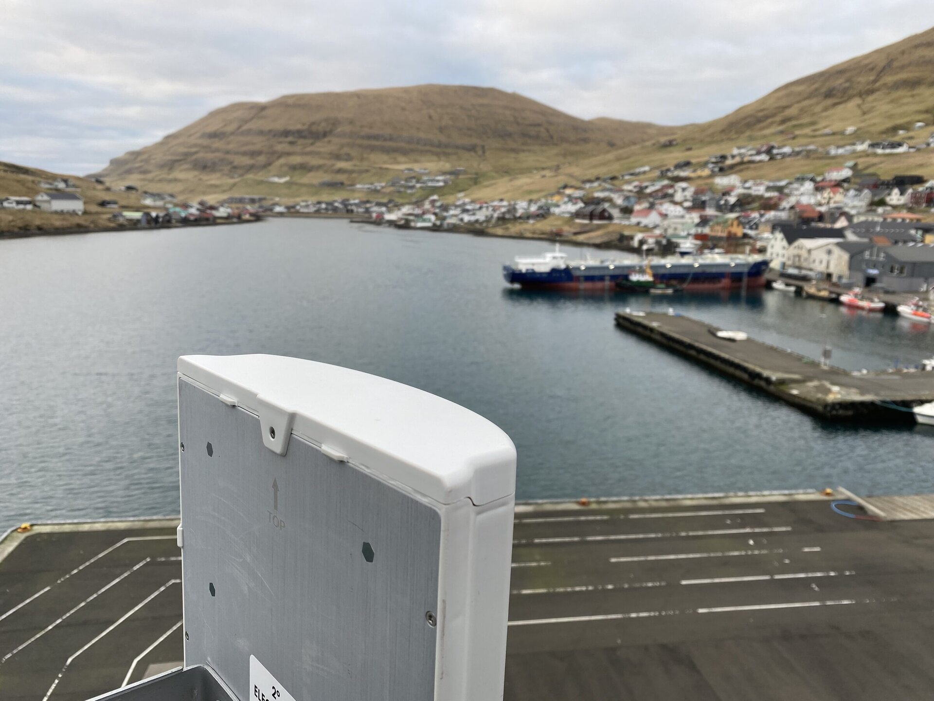 Havnin og bygdin sæð frá einum sendistaði