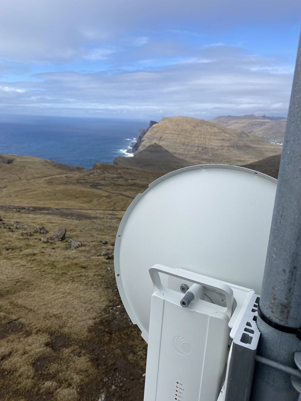 Radioleinkja við útsýni út yvir sjógvin